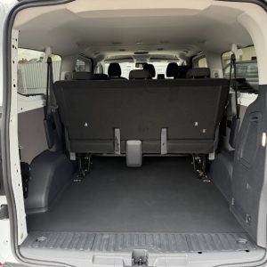 Offener Kofferraum eines weißen 9-Sitzer-Vans mit hochgeklappter Rückbank und leerem Laderaum